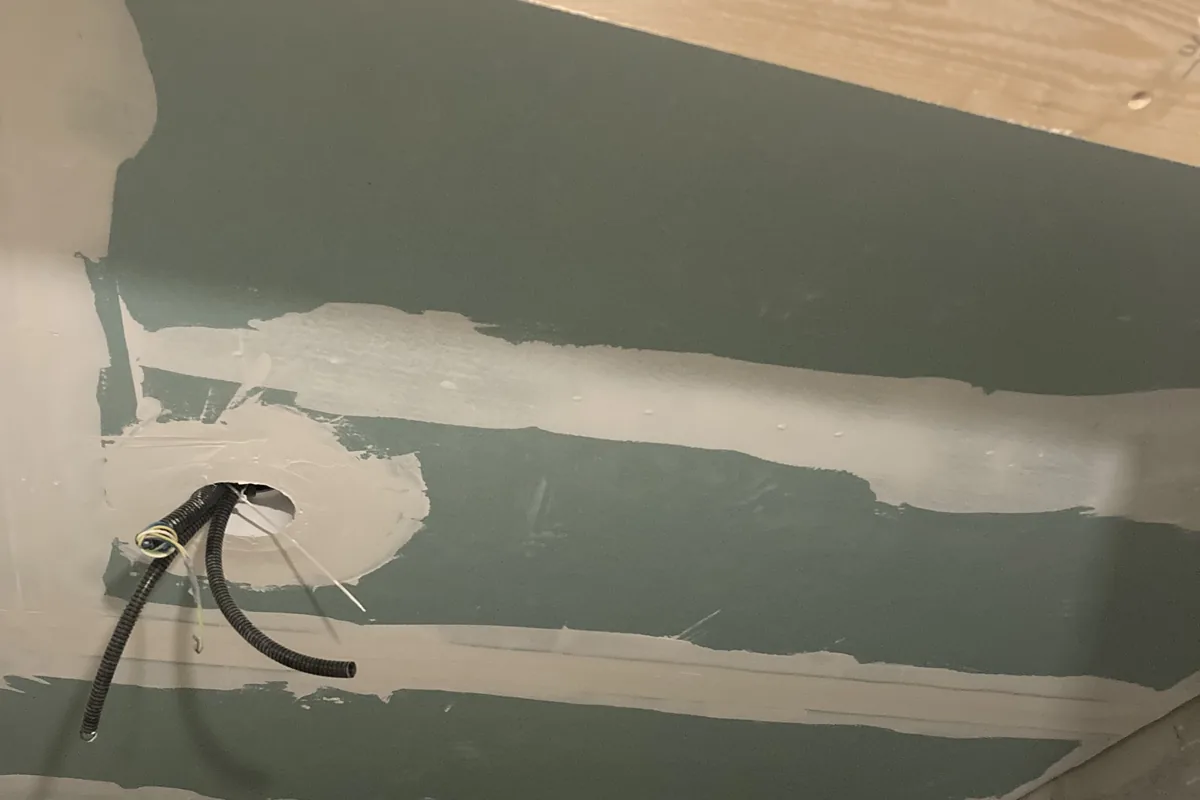 Controsoffitto in cartongesso con gola luminosa perimetrale a LED